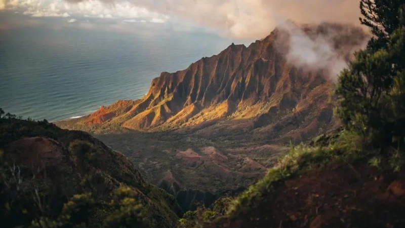 Breathtaking view of Hawaiian mountains, ideal for entrepreneurs starting an LLC in Hawaii